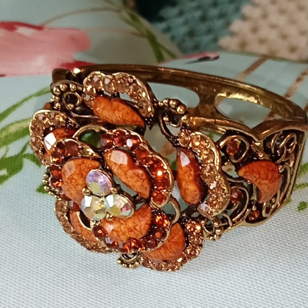 Beautiful Flower Hinged Bracelet